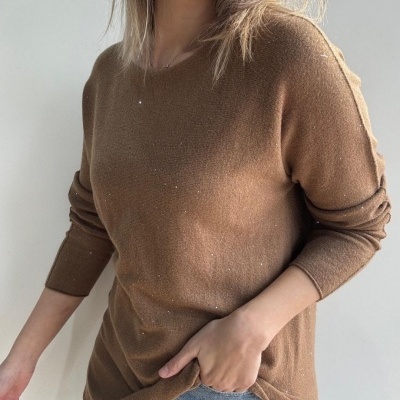 Camisola castanha de malha com brilhos e calças de ganga azul claro