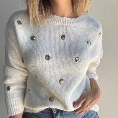 Camisola branca de malha com lantejoulas douradas e jeans azul claro