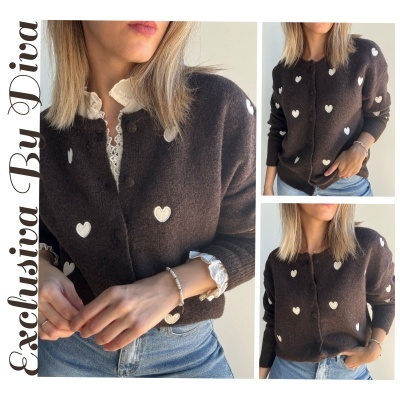 Casaco castanho com corações brancos e botões frontais