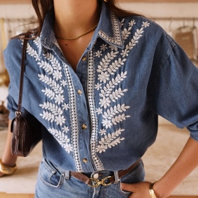 Camisa de ganga azul bordada com padrão floral branco