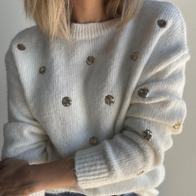 Camisola branca felpuda com círculos dourados brilhantes