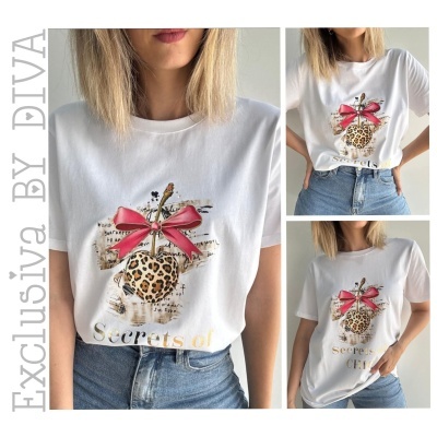T-shirt branca com estampa de padrão leopardo e laço rosa