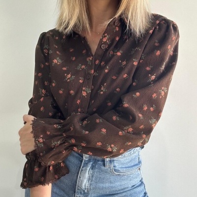 Blusa feminina castanha com flores e calça jeans azul clara