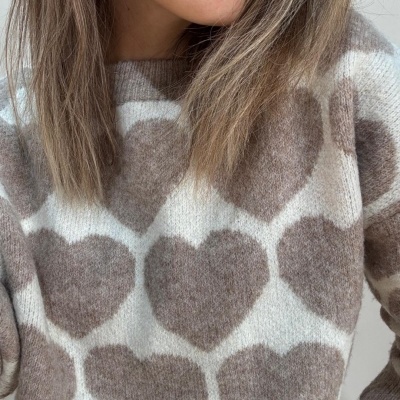 Camisola de malha com corações castanhos claros em fundo branco