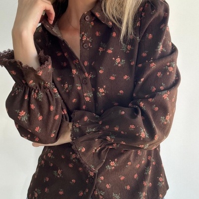 Blusa castanha com estampado floral e botões frontais