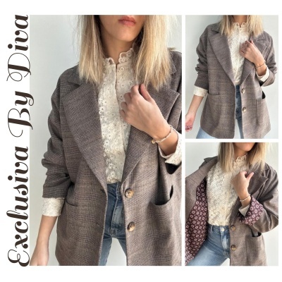 Blazer oversized xadrez castanho com botões de madeira e forro padrão, usado com blusa branca rendada e calças de ganga azuis