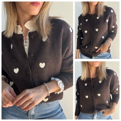 Cardigã castanho com corações brancos e botões, usado com camisa branca e jeans azuis