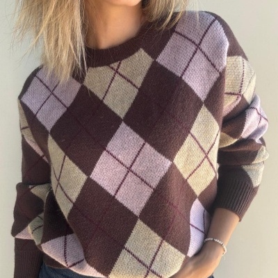 Camisola de malha quadriculada castanha, creme e lilás com jeans