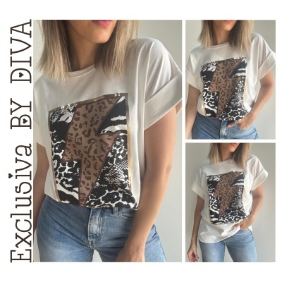 T-shirt branca feminina com estampado animal print e jeans azuis