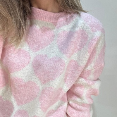 Camisola rosa com corações brancos e cor-de-rosa vista de perto