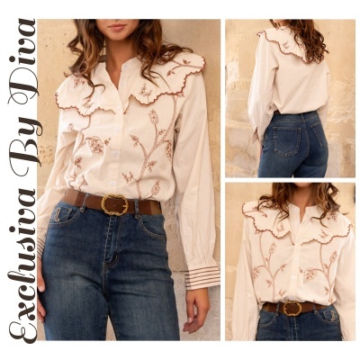 Camisa bege bordada floral com gola ampla e punhos decorados