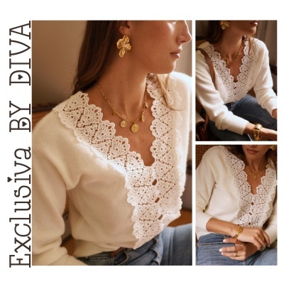 Camisola branca com gola de renda e acessórios dourados em três ângulos diferentes