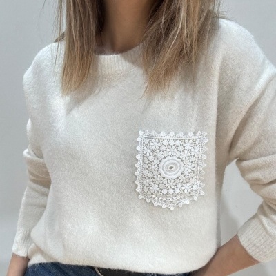 Camisola branca de malha com bolso de renda