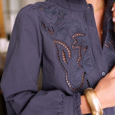 Blusa feminina cinza com detalhes bordados e gola com babados