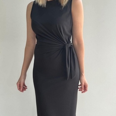vestido preto justo com nó ao lado da cintura