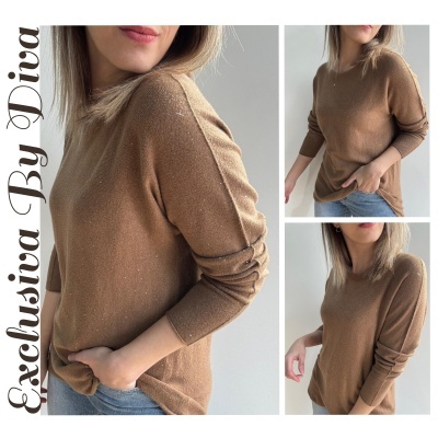 Camisola castanha de tecido macio com detalhes brancos e decote redondo, em três fotos diferentes.