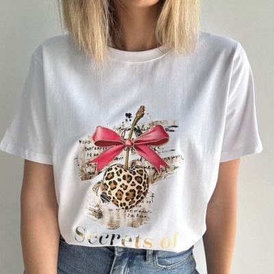 T-shirt branca com estampa de coração de oncinha com laço rosa e texto