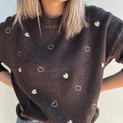 Camisola castanha com corações brancos e bege e gola redonda