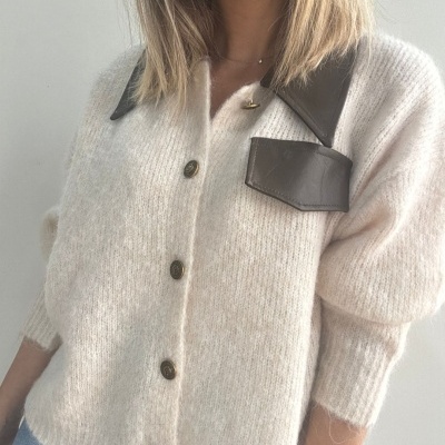 Camisola bege malha com detalhes em couro castanho escuro no colarinho e bolso falso.