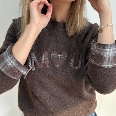 Sweatshirt castanha com detalhes xadrez nas letras e mangas e jeans azuis