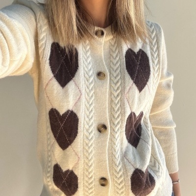 Cardigan creme com corações castanhos escuros e botões frontais