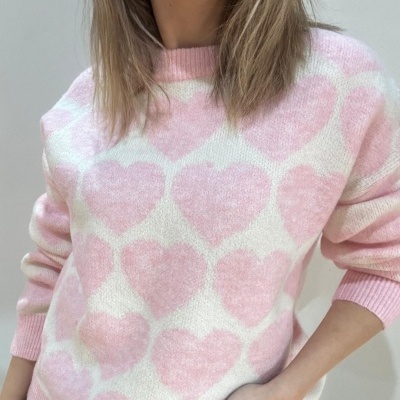 Camisola de malha rosa e branca com corações grandes em rosa