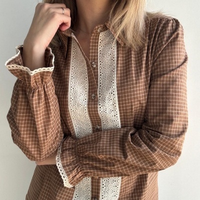 Camisa xadrez castanha com renda branca e botões