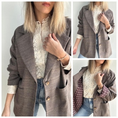 Blazer às riscas castanho com interior padrão geométrico vinho, blusa branca rendada e jeans azuis