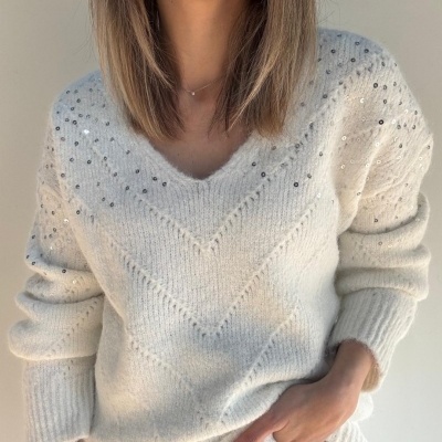 Camisola branca de malha com lantejoulas e decote em V