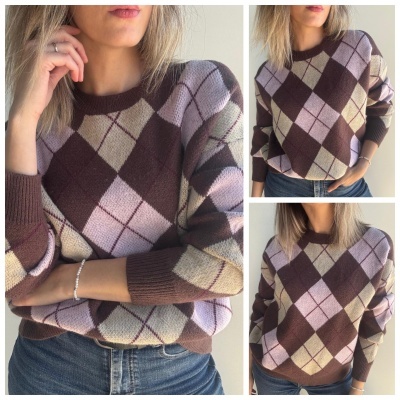 Camisola de malha com padrão xadrez castanho, bege e lilás usada por mulher