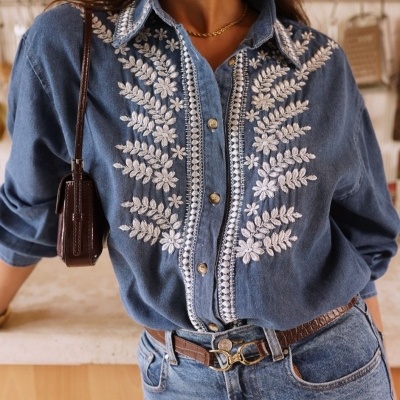 Camisa denim azul bordada com padrão de folhas brancas