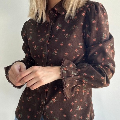 Blusa castanha escura com flores pequenas e mangas com punhos franzidos