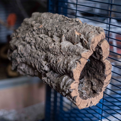Túnel de Cortiça com fixador para gaiolas
