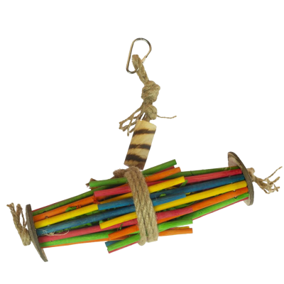 Brinquedo com pauzinhos coloridos, folhas de milho e coco