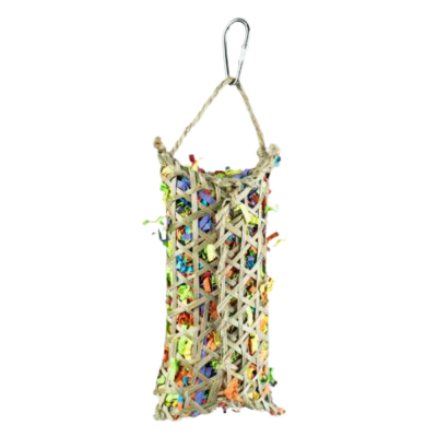 Gaiola suspensa feita de corda com pedaços coloridos dentro