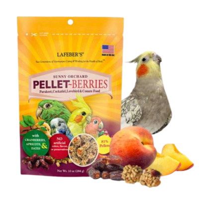 Pacote amarelo de comida para aves e papa-cabecas ao lado com frutas