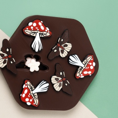 Tabuleiro de Foraging cogumelos e traças