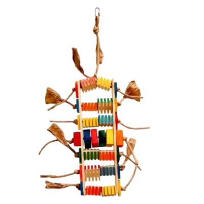 Brinquedo pendurado de madeira colorida com corda e folhas para animais