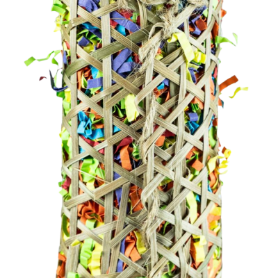 Rolinho com treliça de bambu e tiras coloridas entrelaçadas