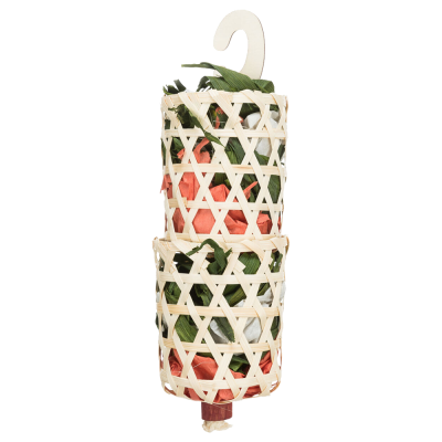 Brinquedo em madeira, folhas de palmeira, folhas de milho e papel