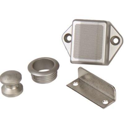 Conjunto de ferragens metálicas prateadas para móveis sobre fundo branco