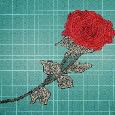 Flor 3D Bordada sobre Base Organza 34,4cm x 14,3cm