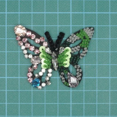 Borboleta 5cm x 6cm com Pedras, Missangas e Lantejoulas cosidas sobre base de feltro
