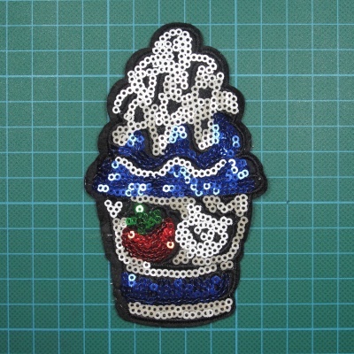 Emblema Copo de Gelado 12cm x 7cm Bordado e lantejoulas sobre feltro.