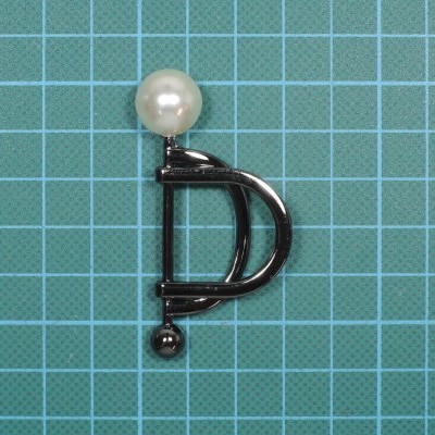 Alfinete de metal preto forma D com pérola branca e esfera preta