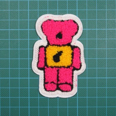 Patch felpudo em forma de urso cor-de-rosa com barriga amarela