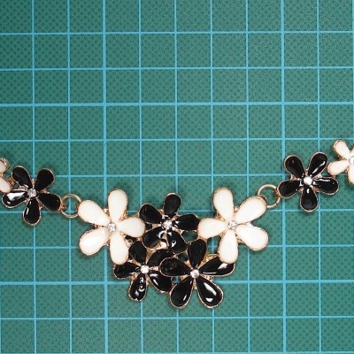 Meio Colar com Flores e Brilhante 20,2cm