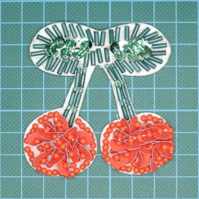Cerejas Base Feltro Termocolante com Missangas e Lantejoulas