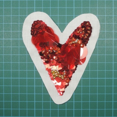 Coração Base Tecido com Lantejoulas e Bolas 8x10cm