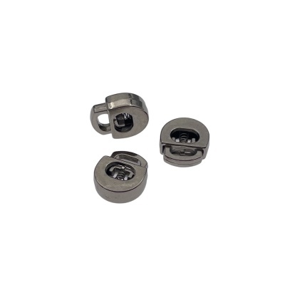 Três peças metálicas redondas prateadas com mecanismo interno